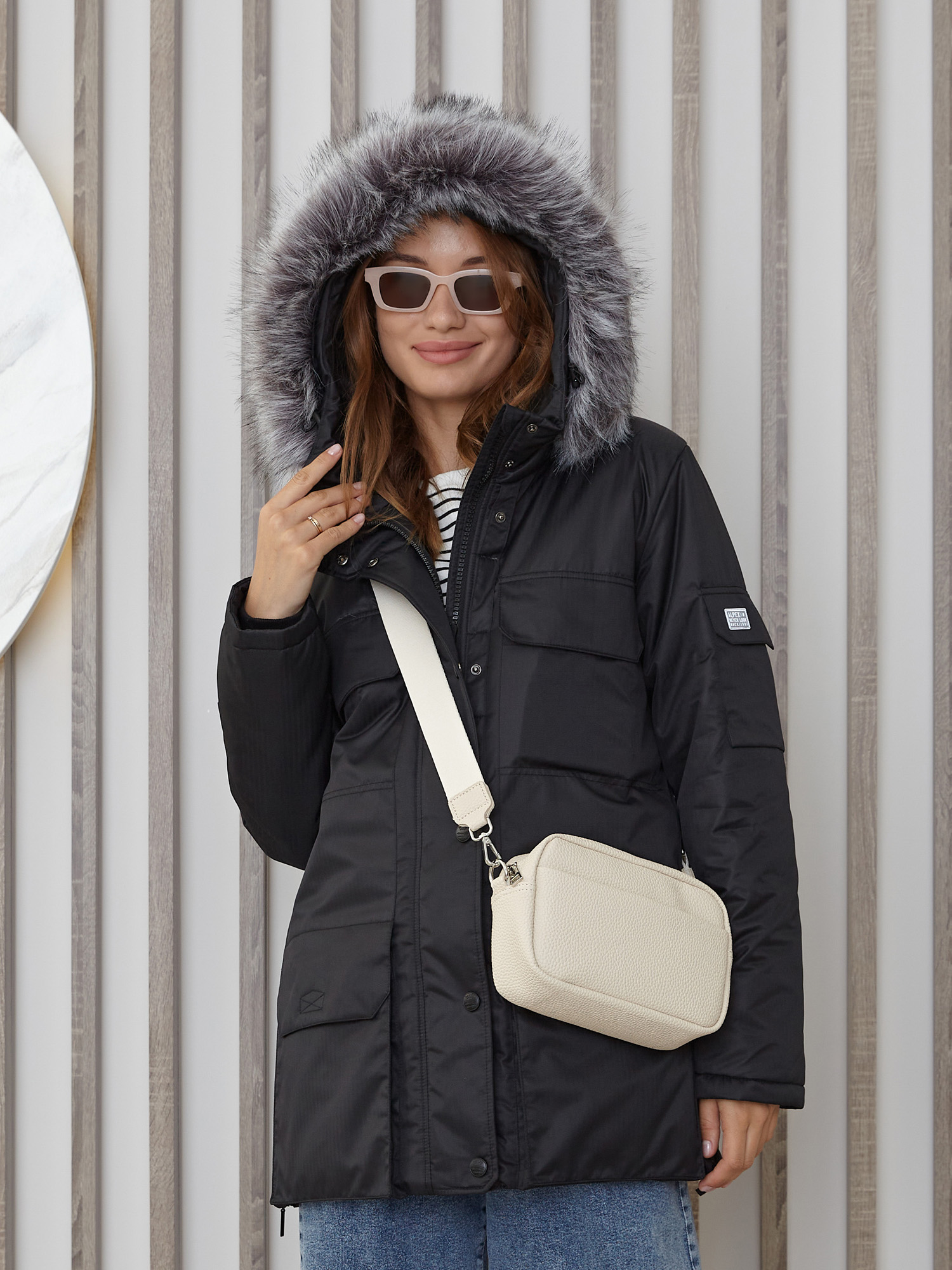 Куртка зимняя женская с опушкой из искусственного меха TRF12-256